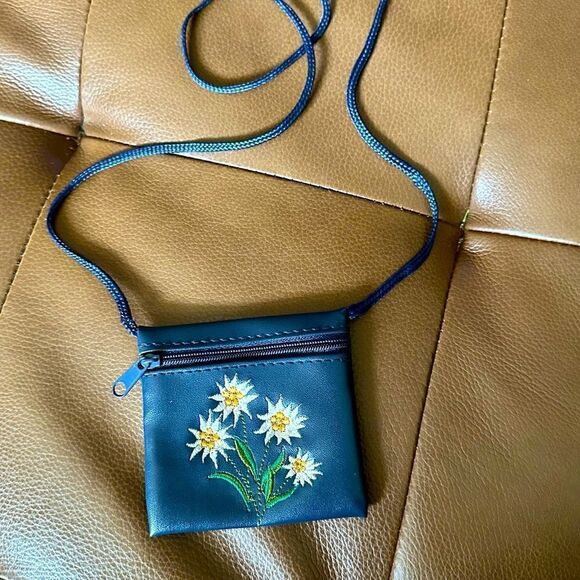 Daisy Coin Purse Wallet Waist Fanny Pack or Flowers Shoulder Pouch Leather Bag - Picture 7 of 7